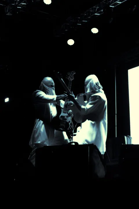 Músicos compartiendo un momento sobre el escenario del festival.