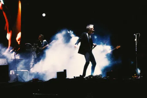 Banda en vivo entre humo y luces sobre el escenario de Dängo.